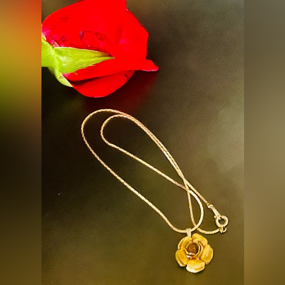 Vintage Gold Tone Floral Rose Pendant Necklace - Picture 11 of 13